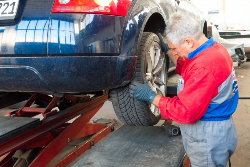 boutique-CALLAS-min_auto_repair_repair_lift_auto_mechanic_work_clothes_master_professional_man_of_the_fold-685629
