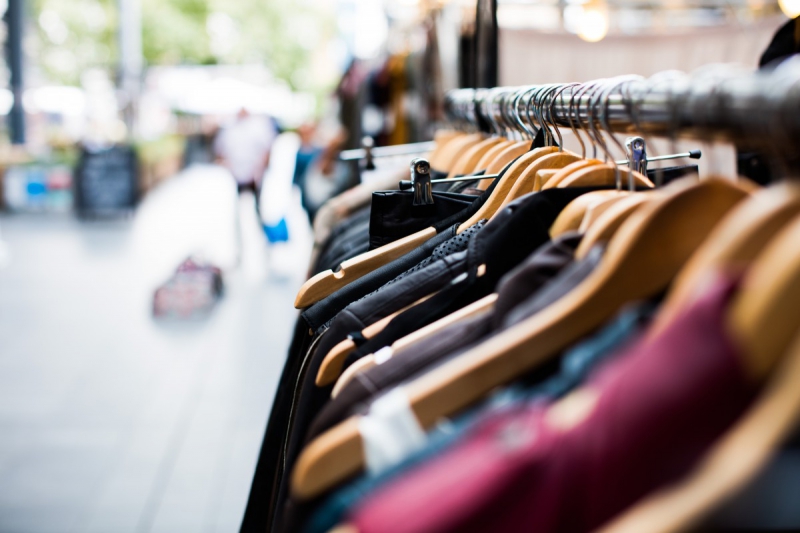 boutique-CALLAS-min_blur_close_up_focus_hanger_jacket_market_people_rack-1176303